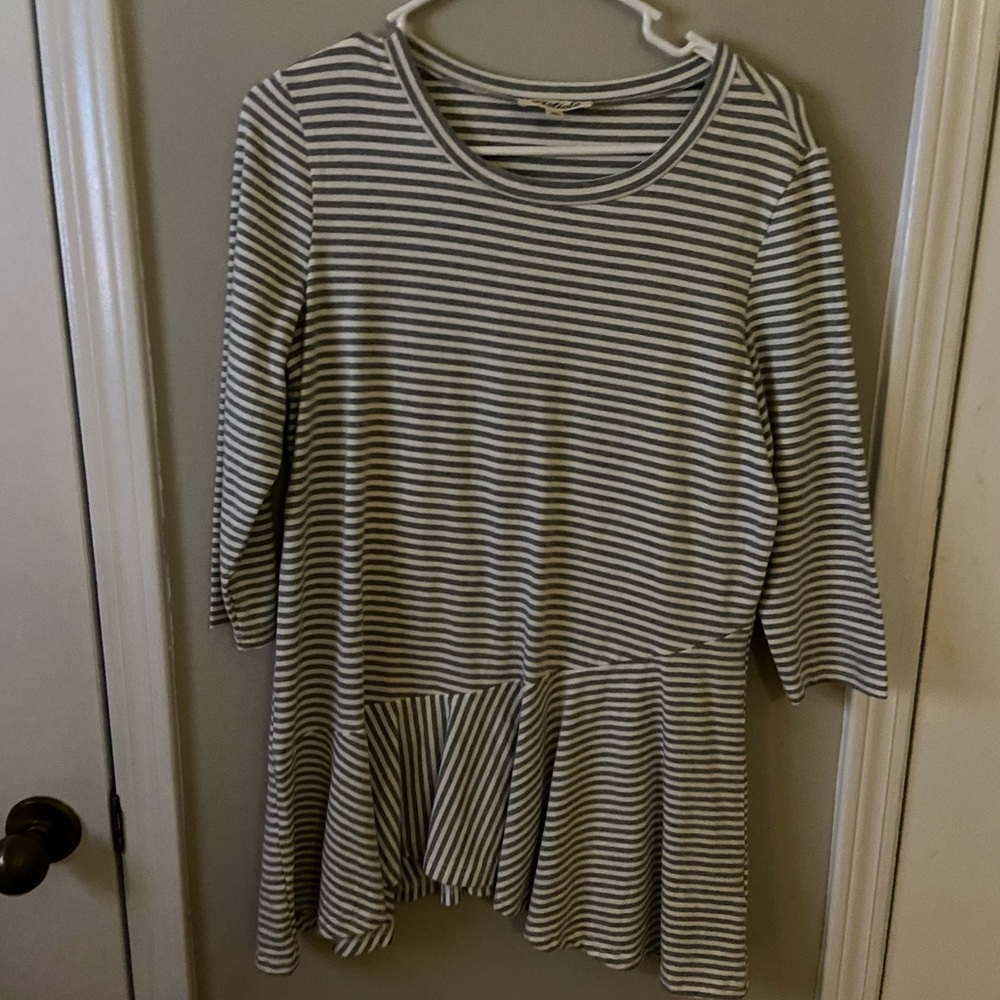 LISTICLE Tunic Top Medium